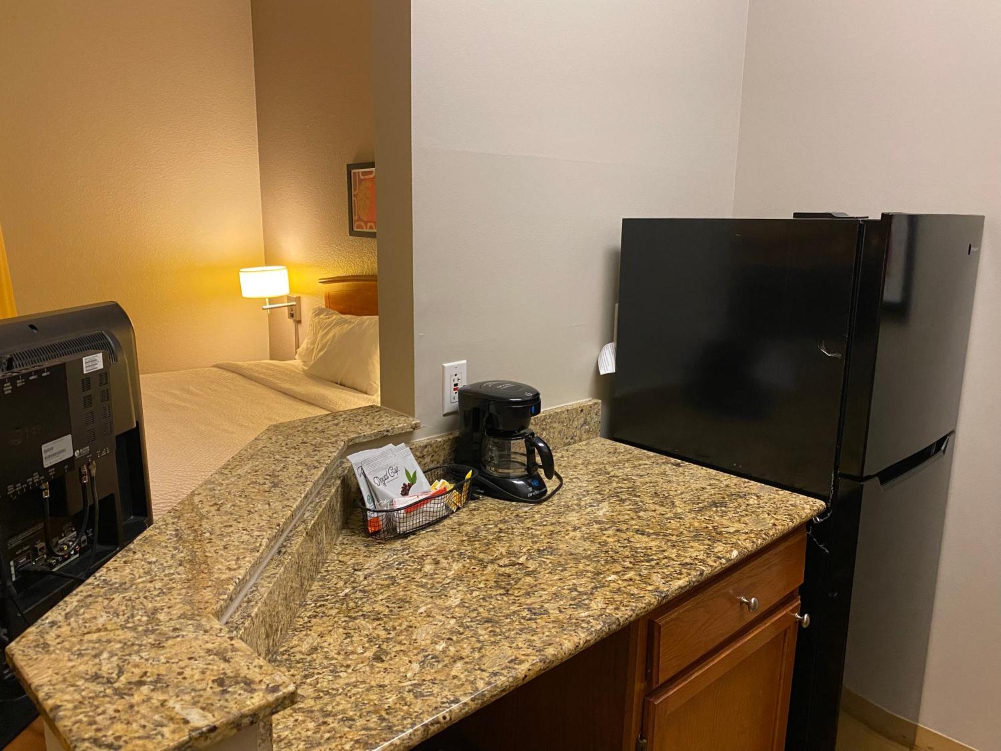 Efficiency Queen Suite - Accessible/Non Smoking