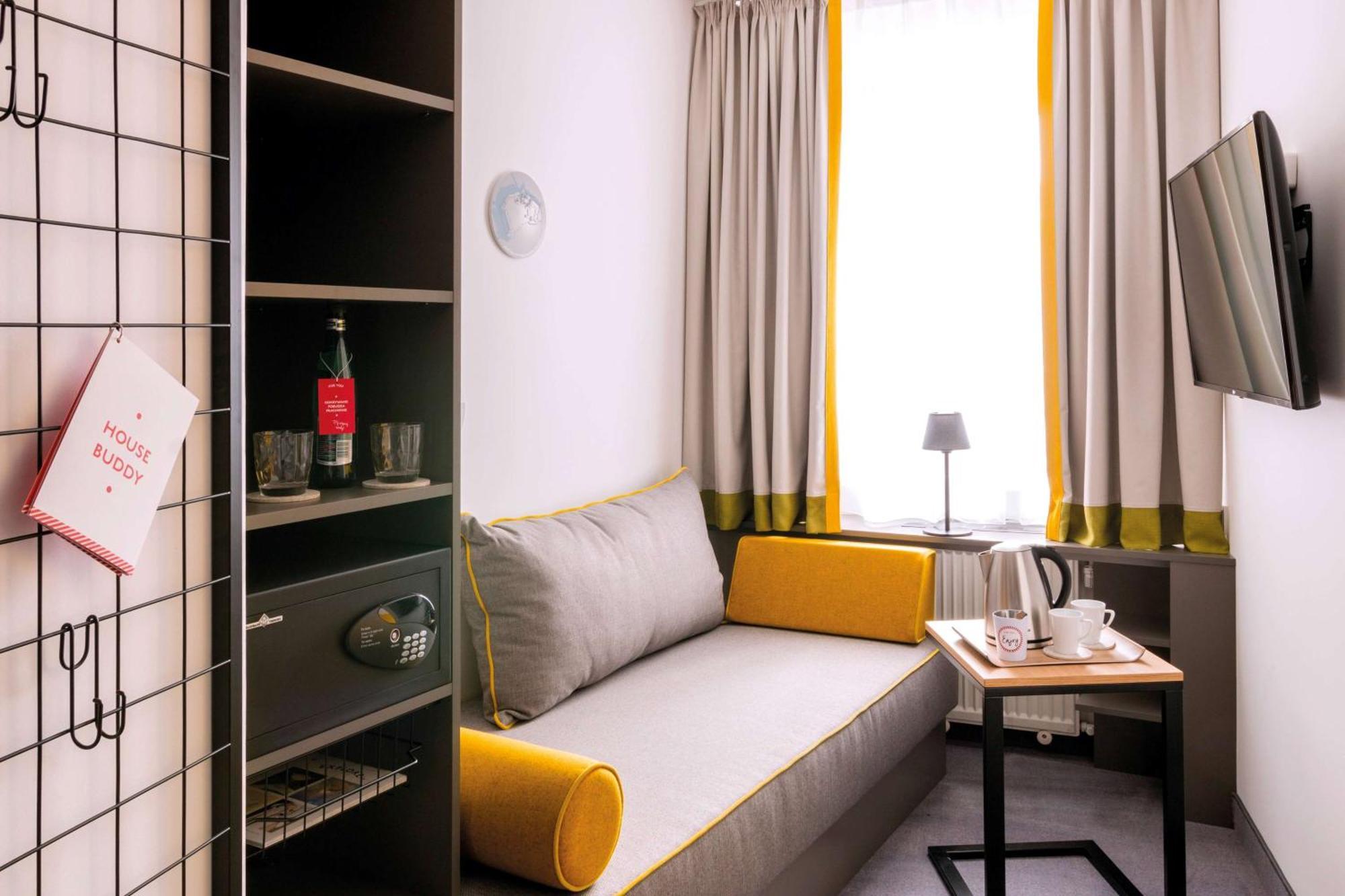 Lounge Accessible Room