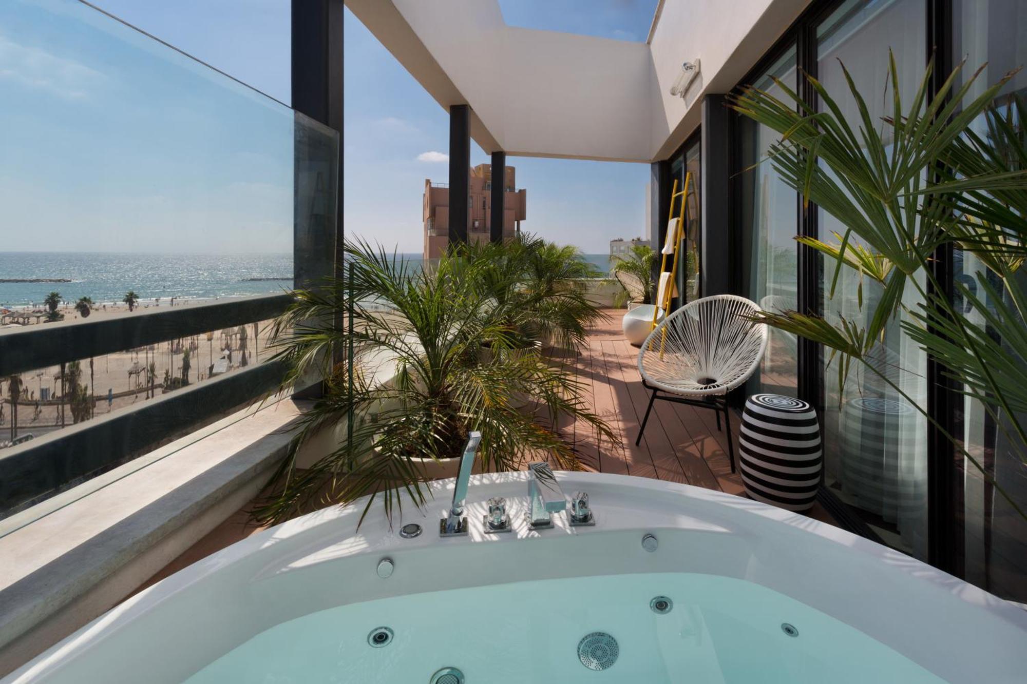 Penthouse studio outdoor Hot Tub