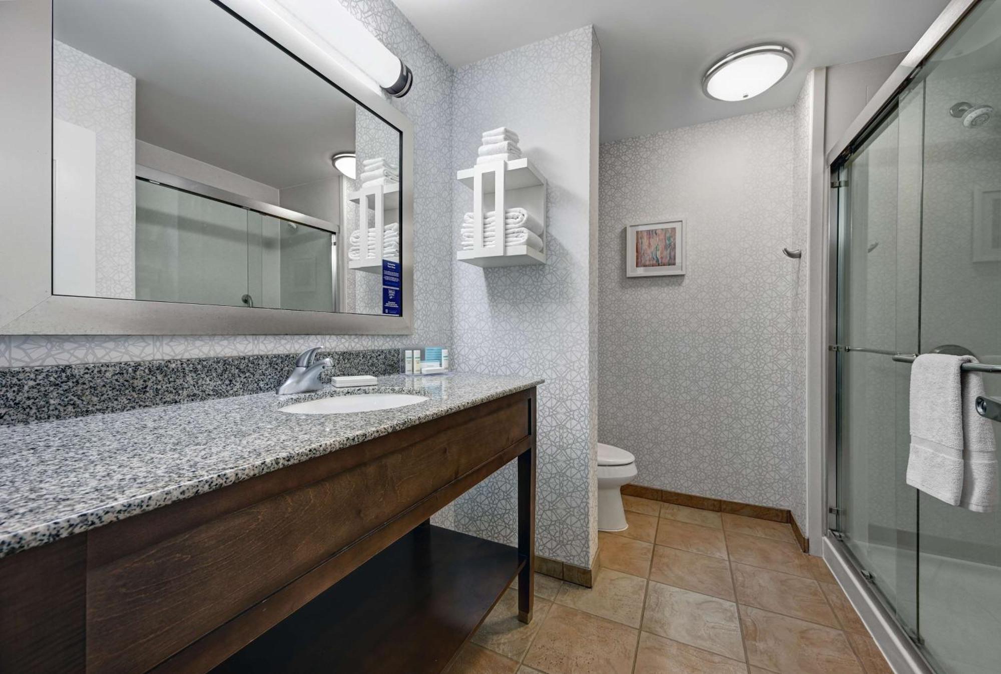 King Room Shower Non-Smoking