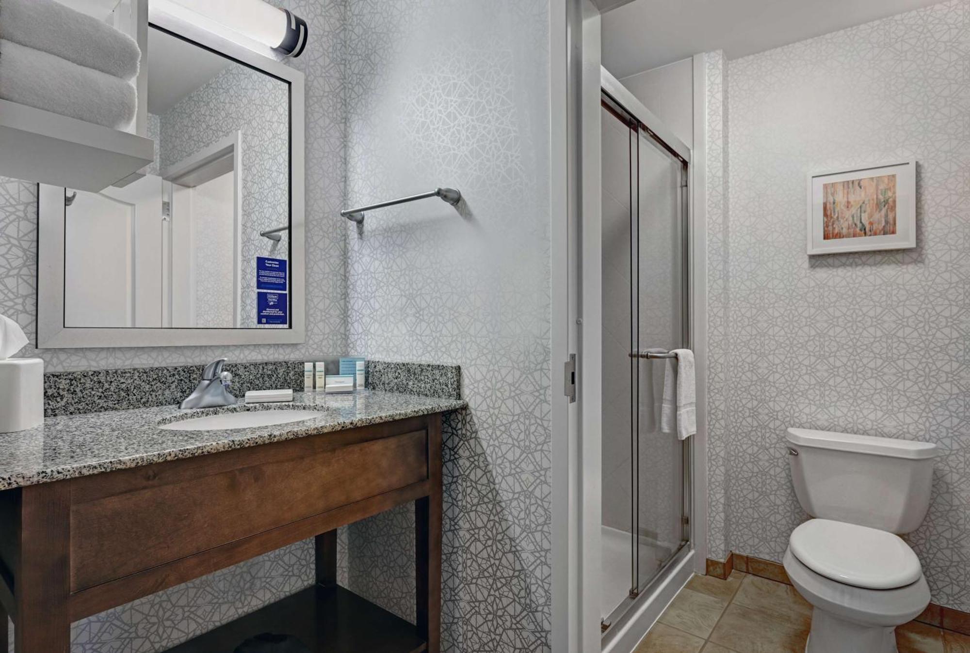 King Room Shower Non-Smoking