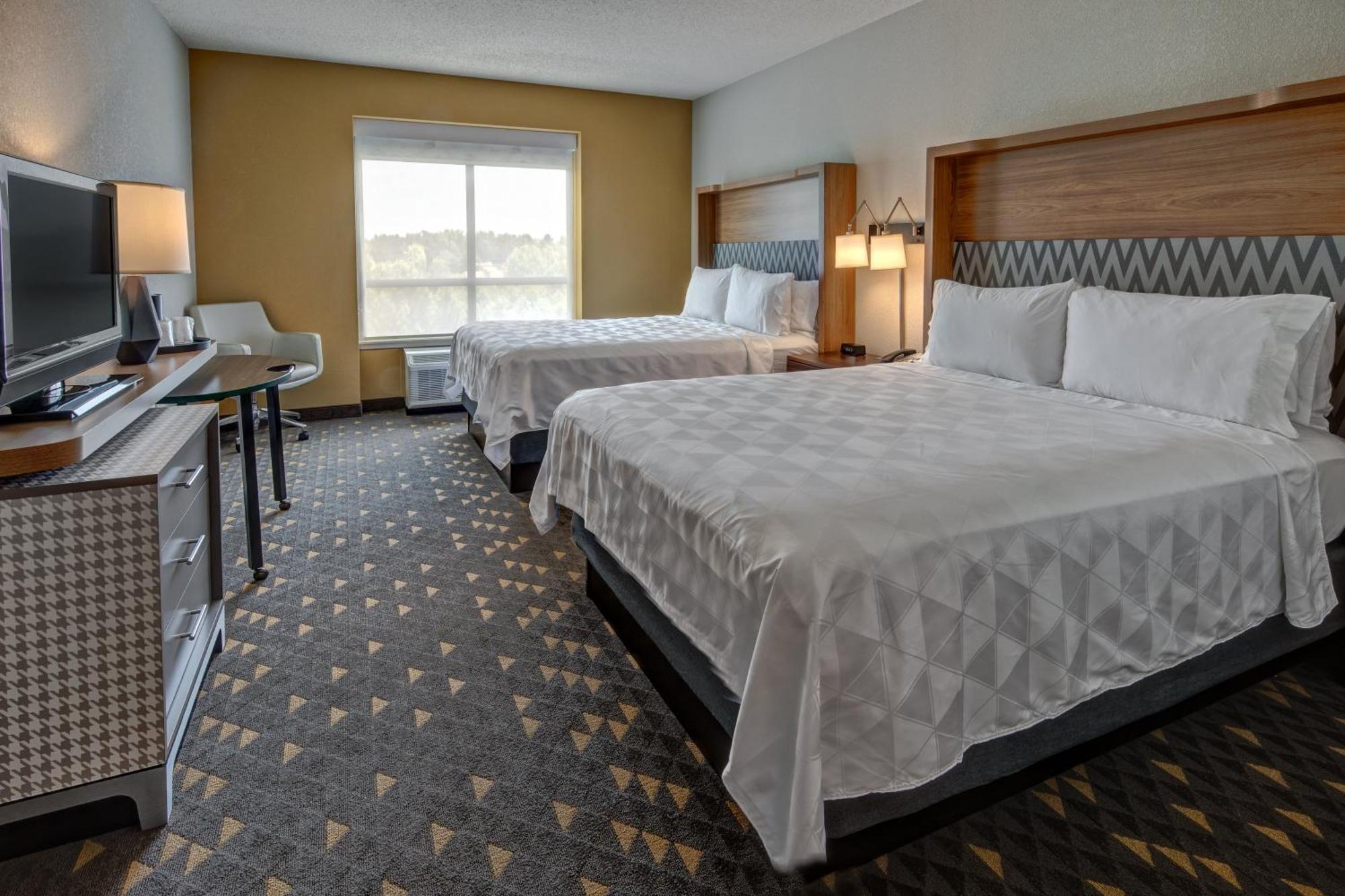 Standard Queen Room with Two Queen Beds and Mobility Accessible Tub