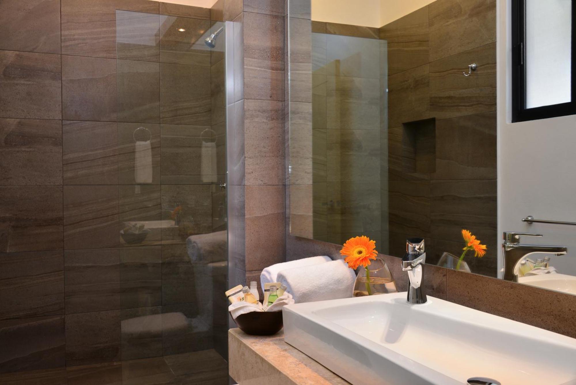 Grand Deluxe Room Pool Side