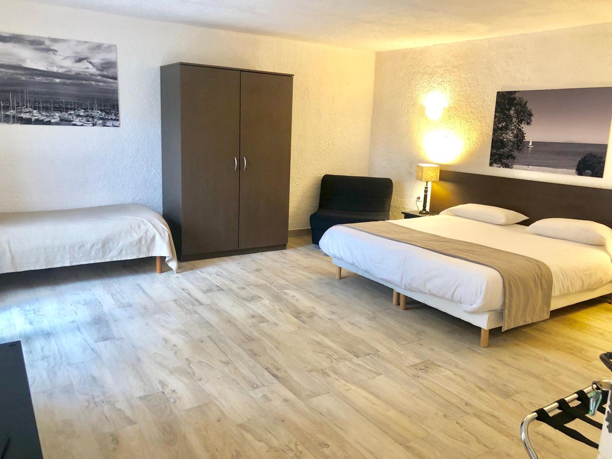Chambre Lit King-Size avec Douche Accessible en Fauteuil Roulant - Adaptée aux Personnes à Mobilité Réduite