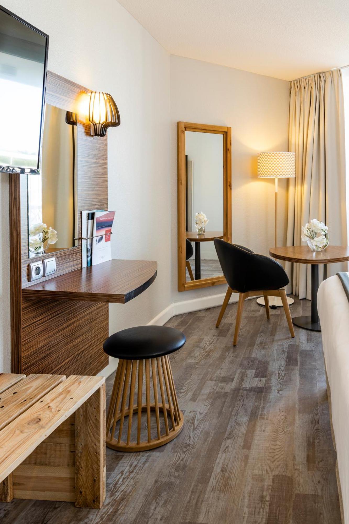 Triple Room with Sofa Bed and Side Sea View
