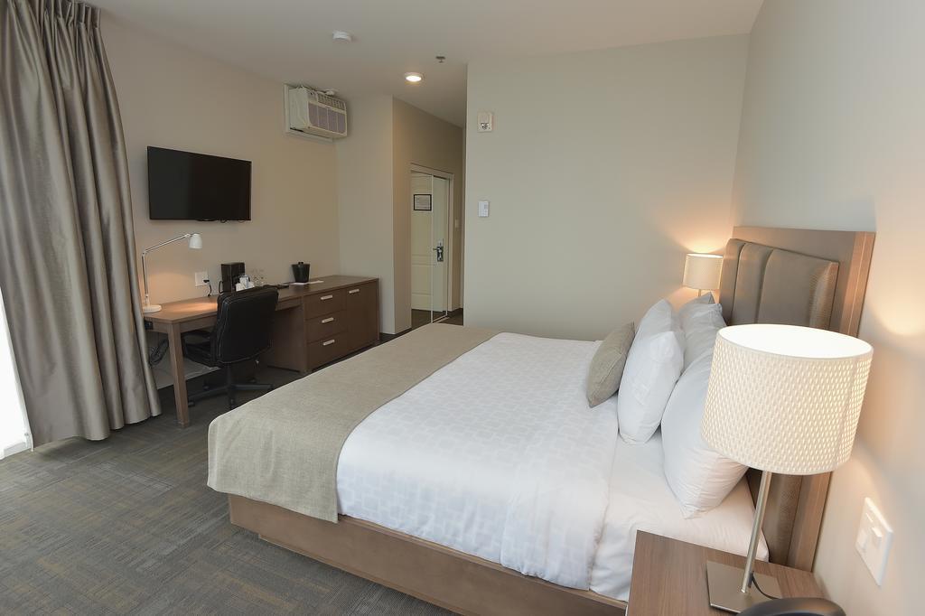 Superior King Room with Balcony and River View.