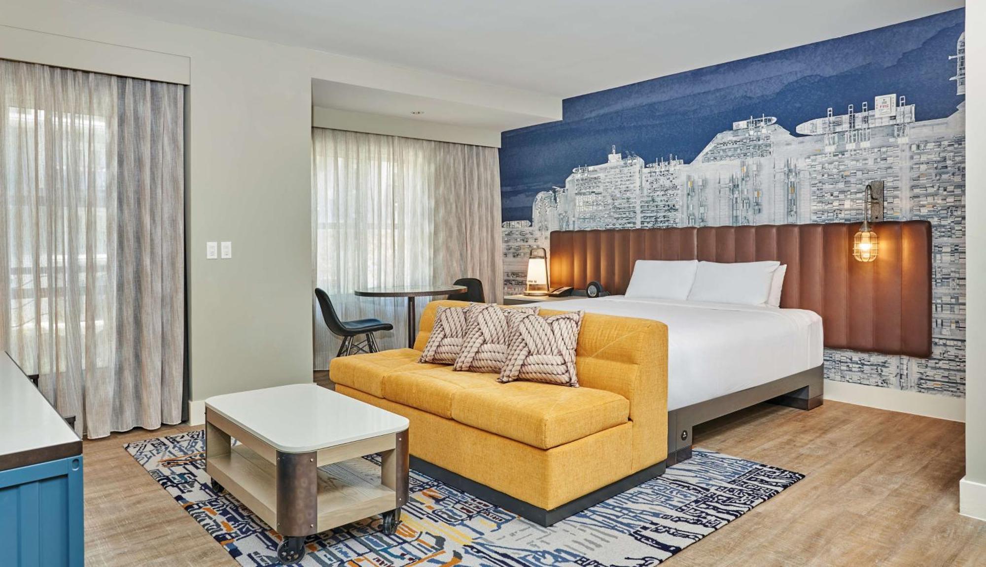 Zimmer mit Kingsize-Bett und barrierefreier Badewanne – barrierefrei