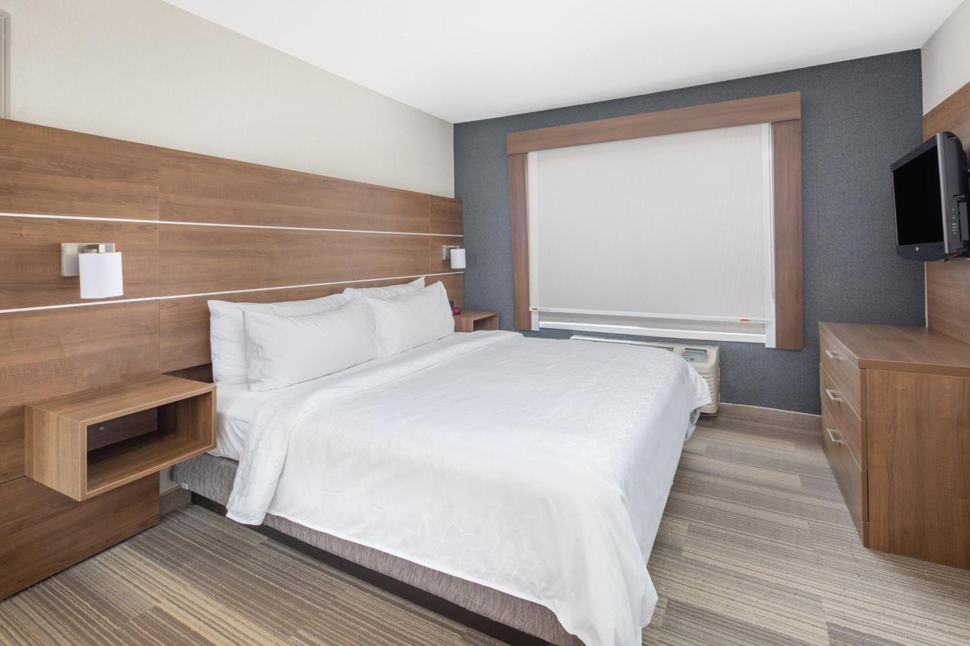 Habitación con cama grande y bañera adaptada para personas de movilidad reducida