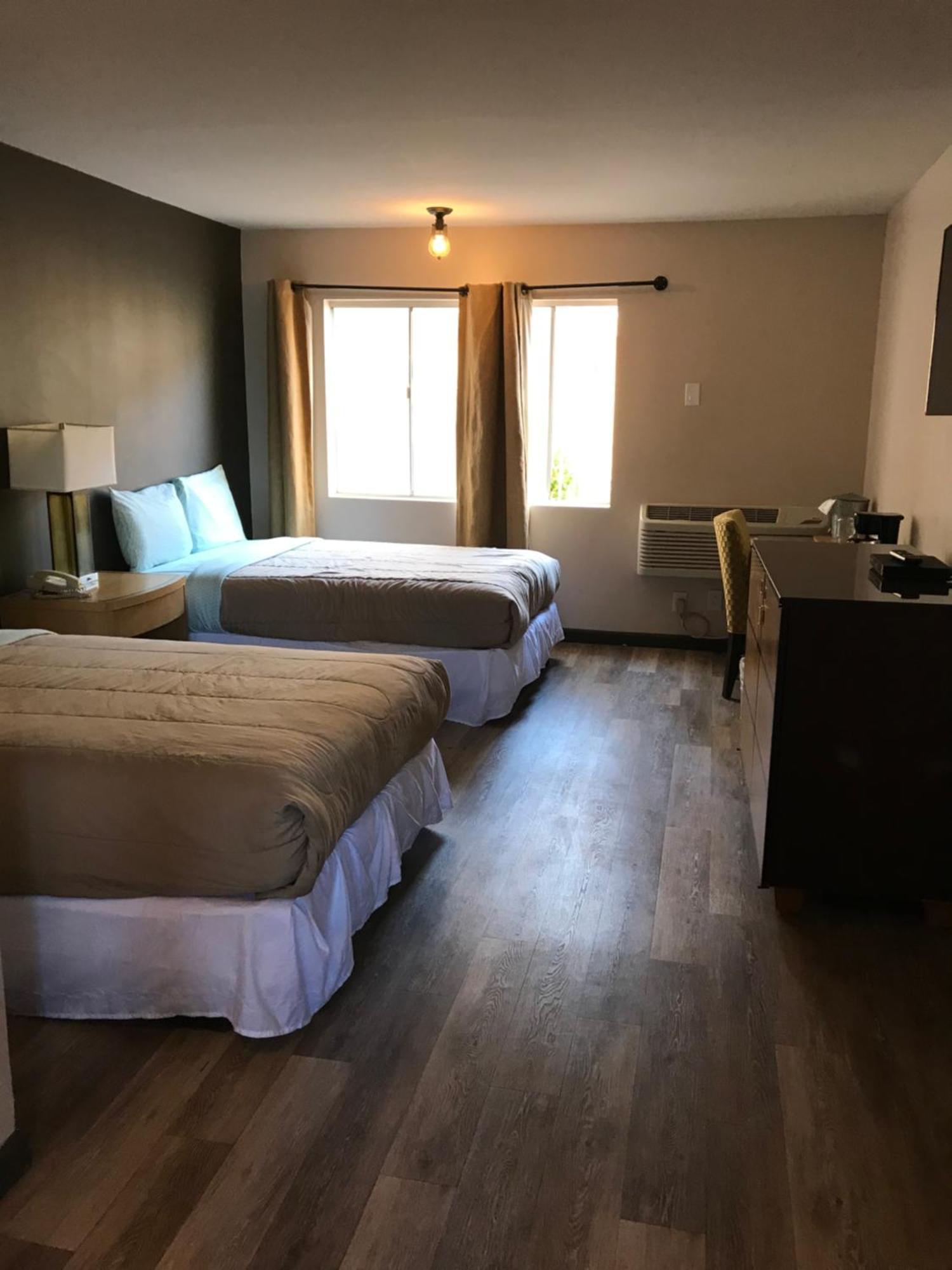 Kamer met Tweepersoonsbed en Uitzicht op het Zwembad