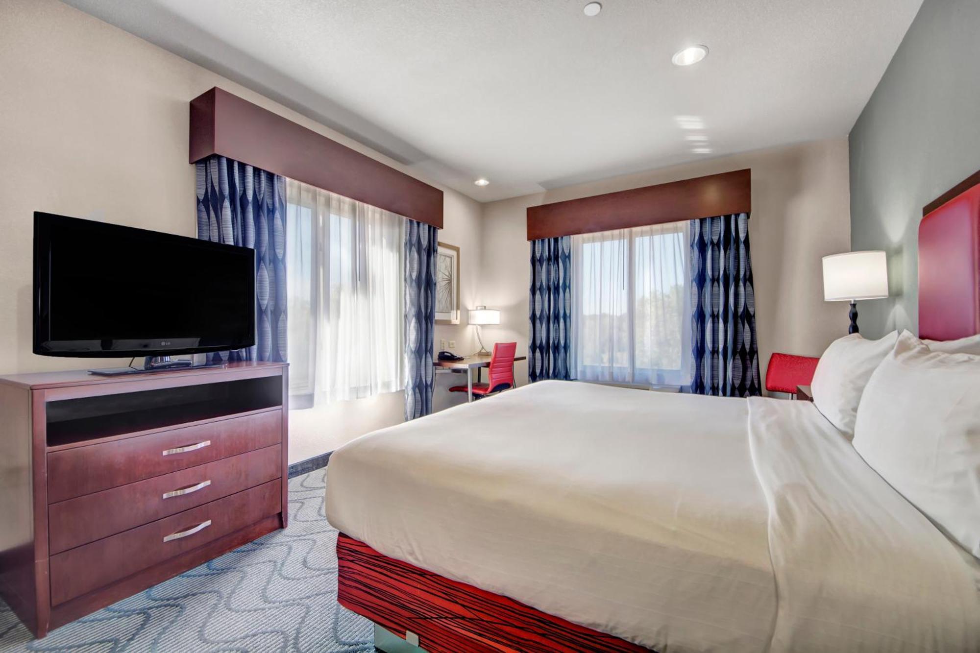 King Suite - Communications and Mobility Accessible Tub