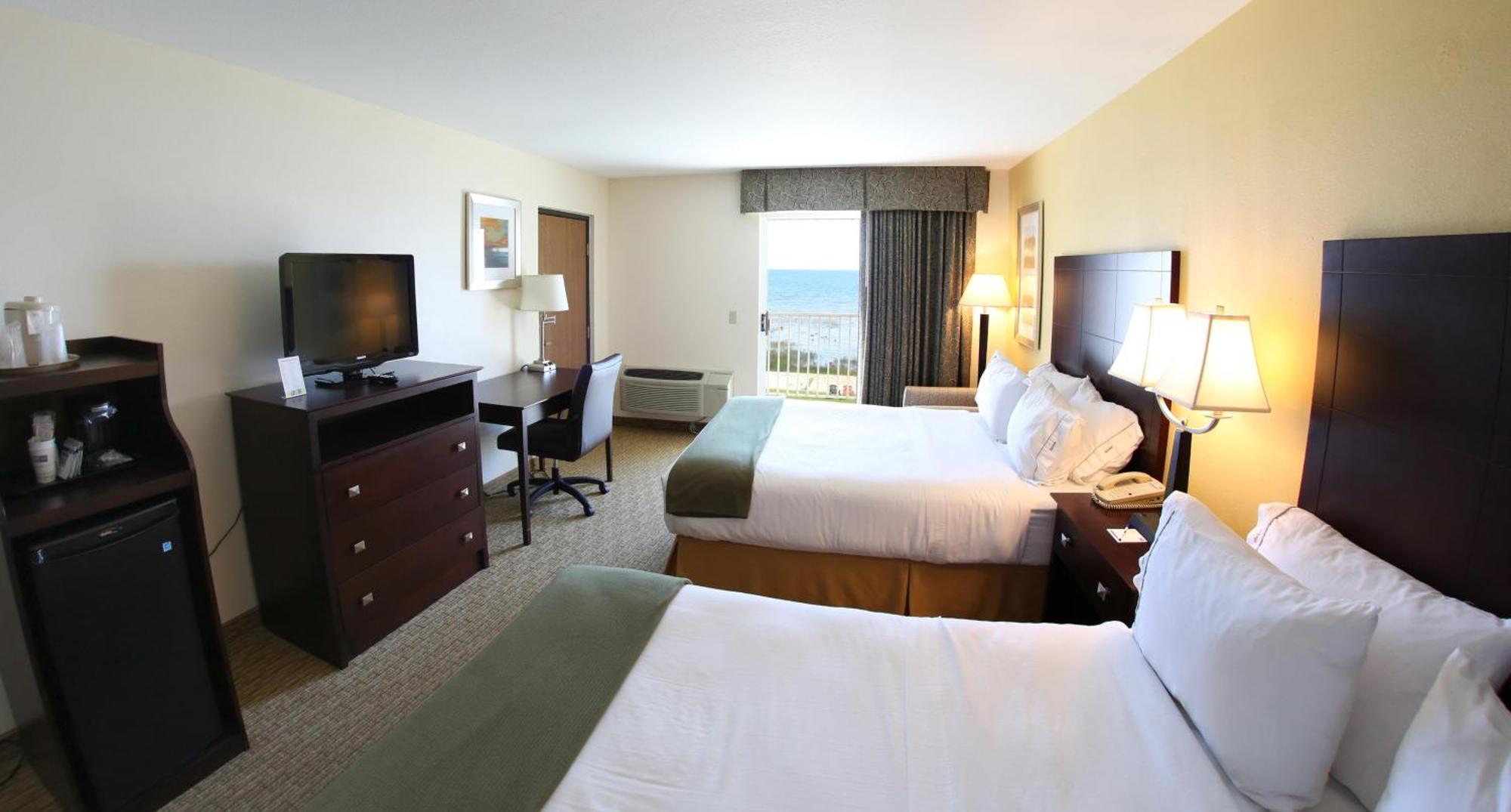 Queen Room with Two Queen Beds with Spa Bath -Beach View
