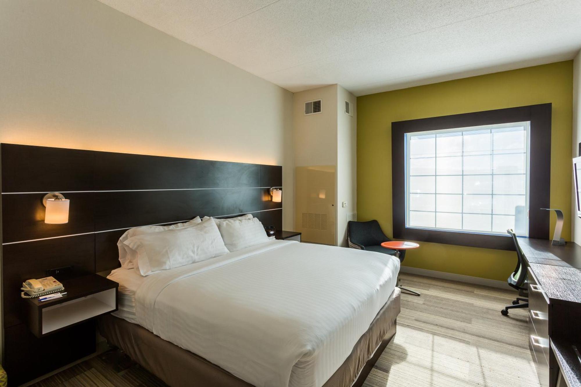 Standard King Room with Accessible Tub - Mobility Access