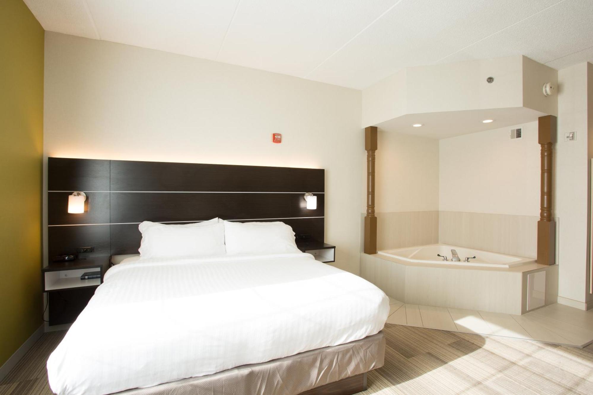 One-Bedroom King Suite with Spa Bath