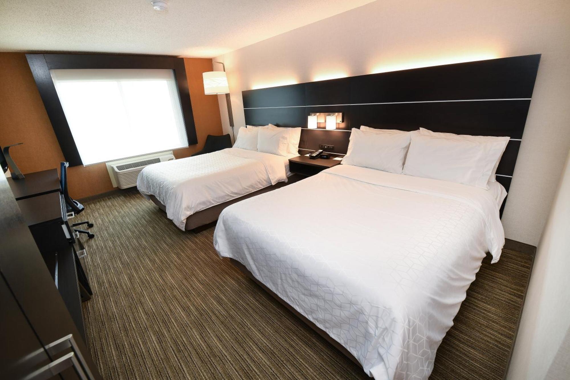 Standard Queen Room Two Queen Beds Communications Mobility Accessible,1541448322:JPEG