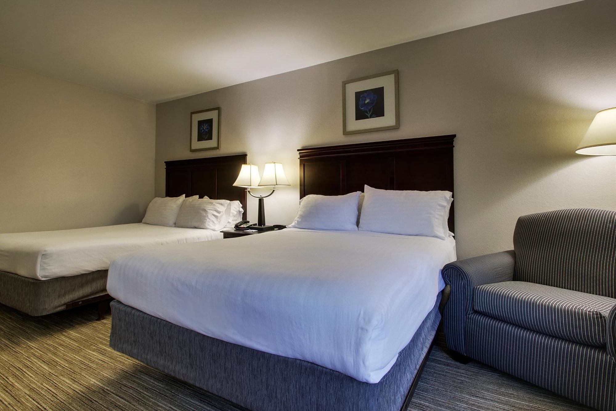Standard Queen Room with Two Queen Beds and Mobility Accessible Tub