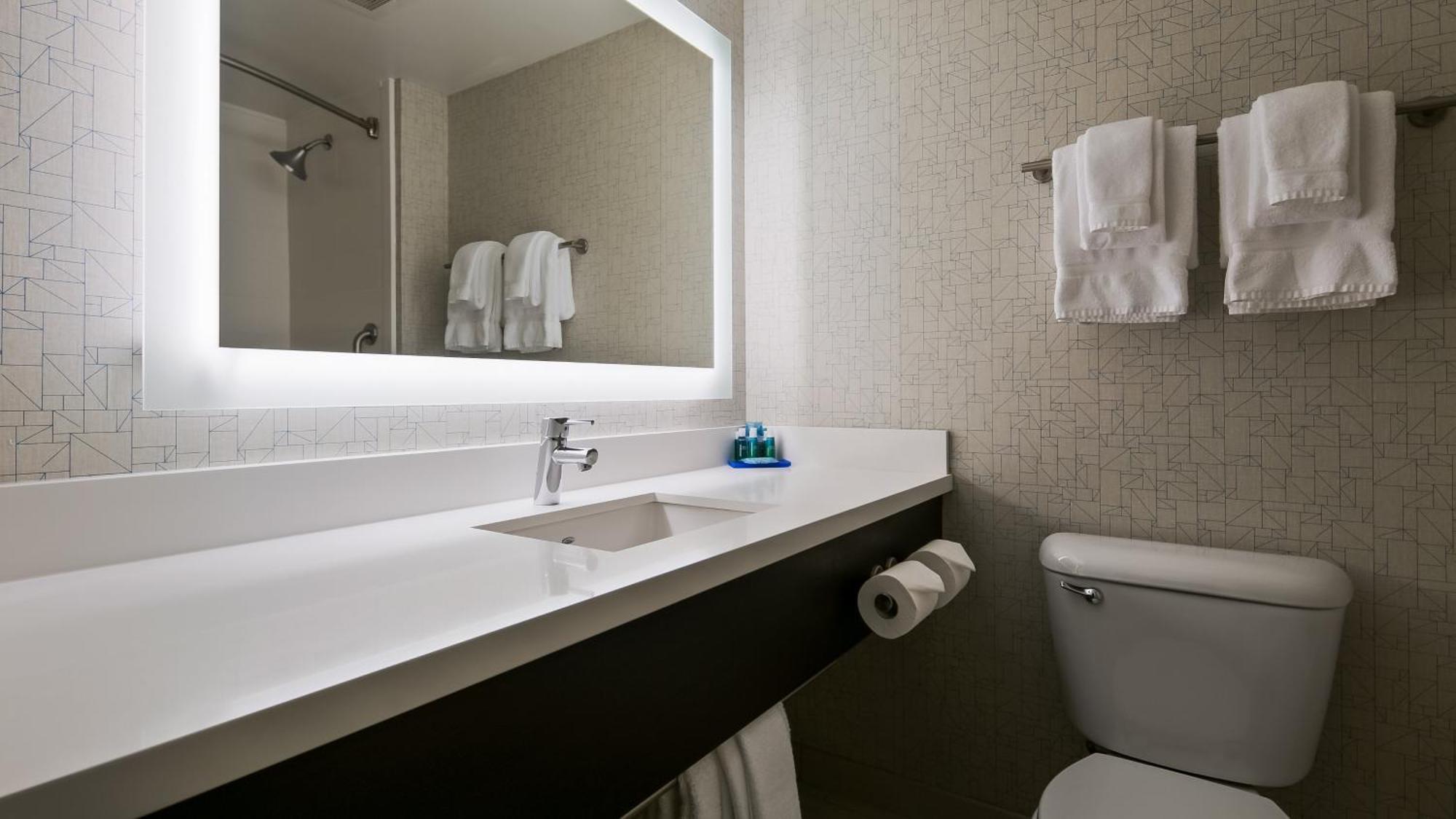 One-Bedroom Suite with Jetted Tub