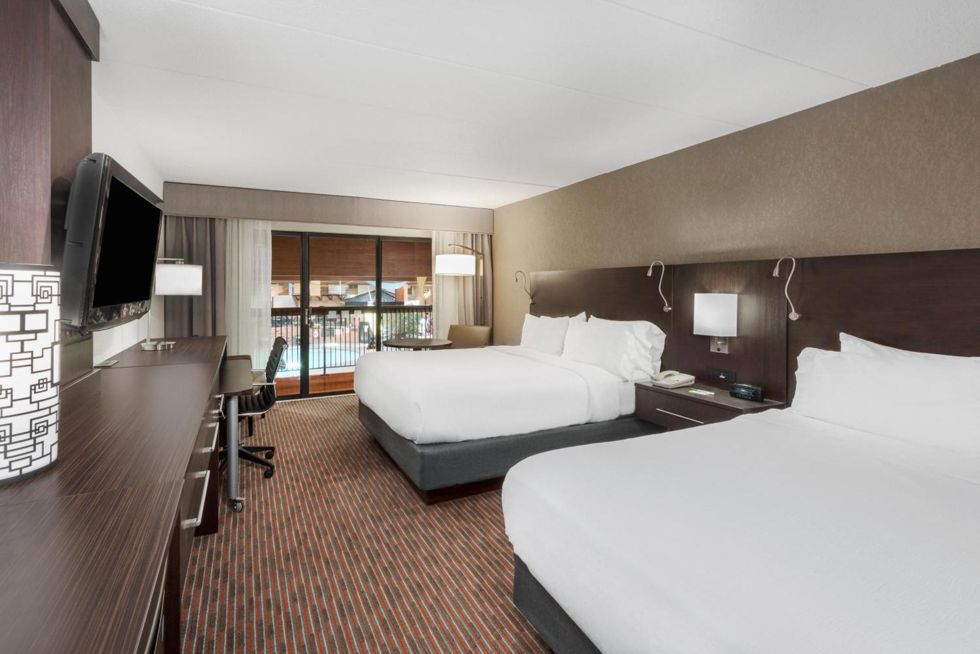 Queen Room with Two Queen Beds - Pool Side