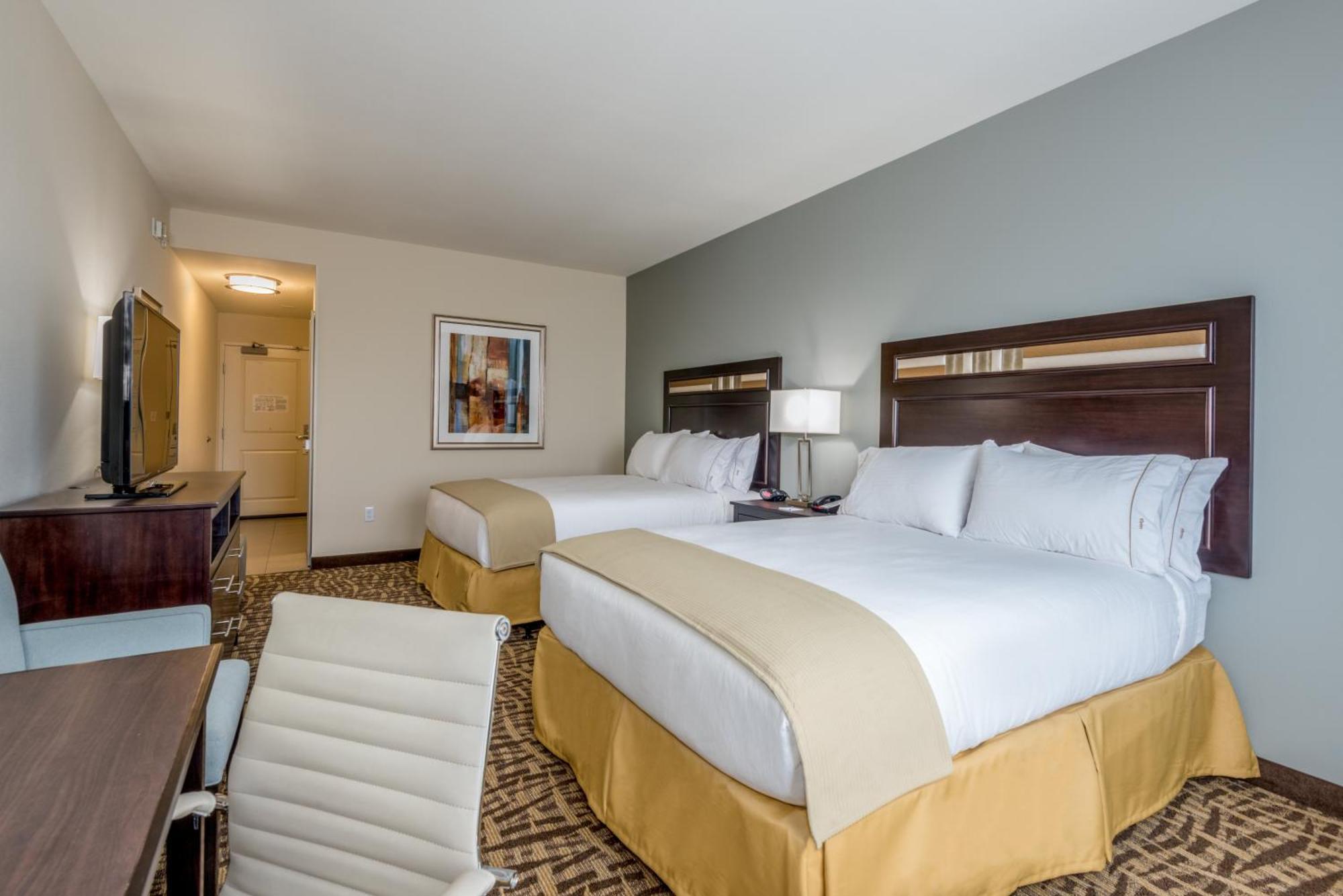 Queen Suite with Two Queen Beds Hearing Accessible Bathtub - Non-Smoking