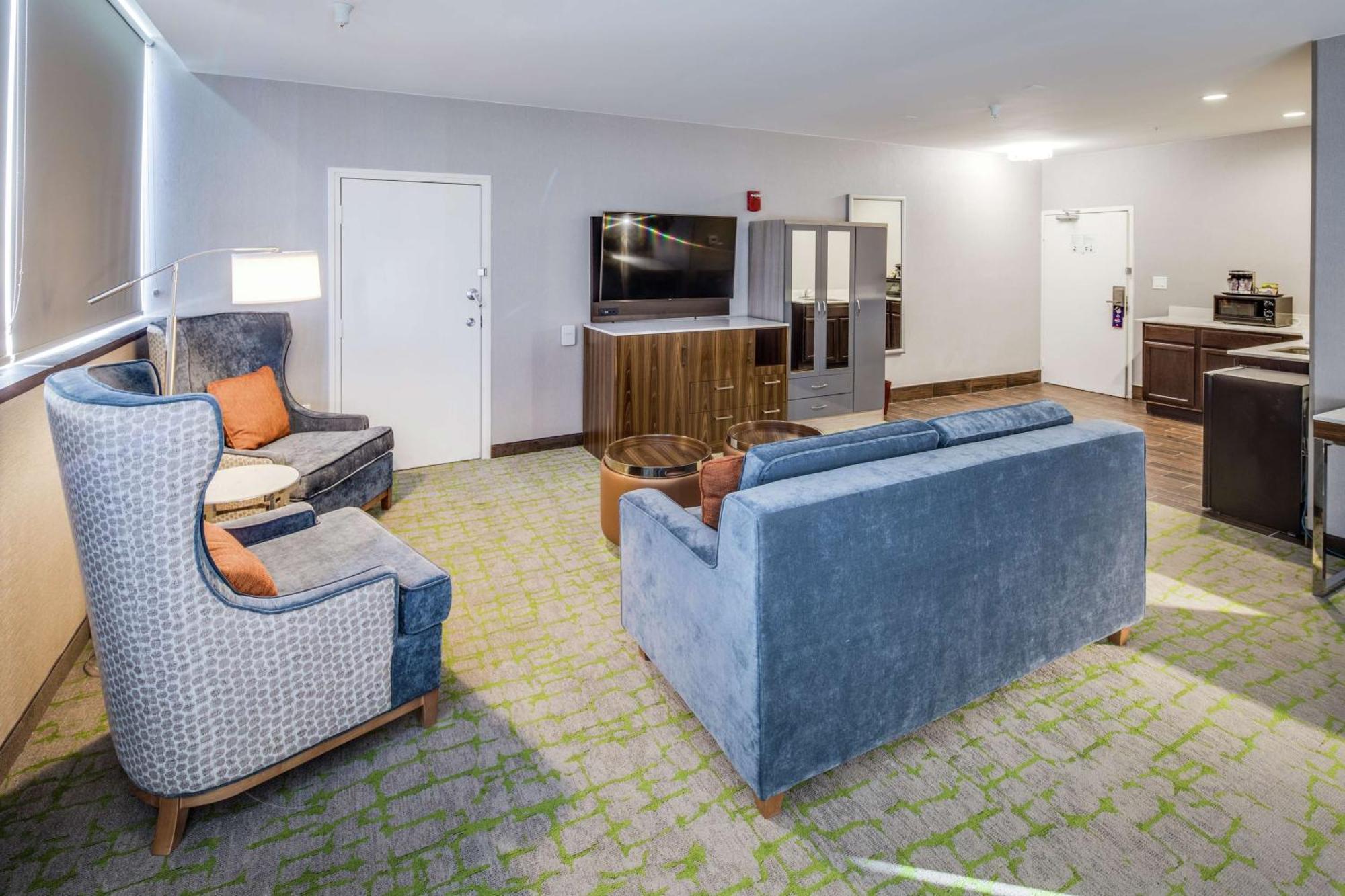 Queen Suite with River View