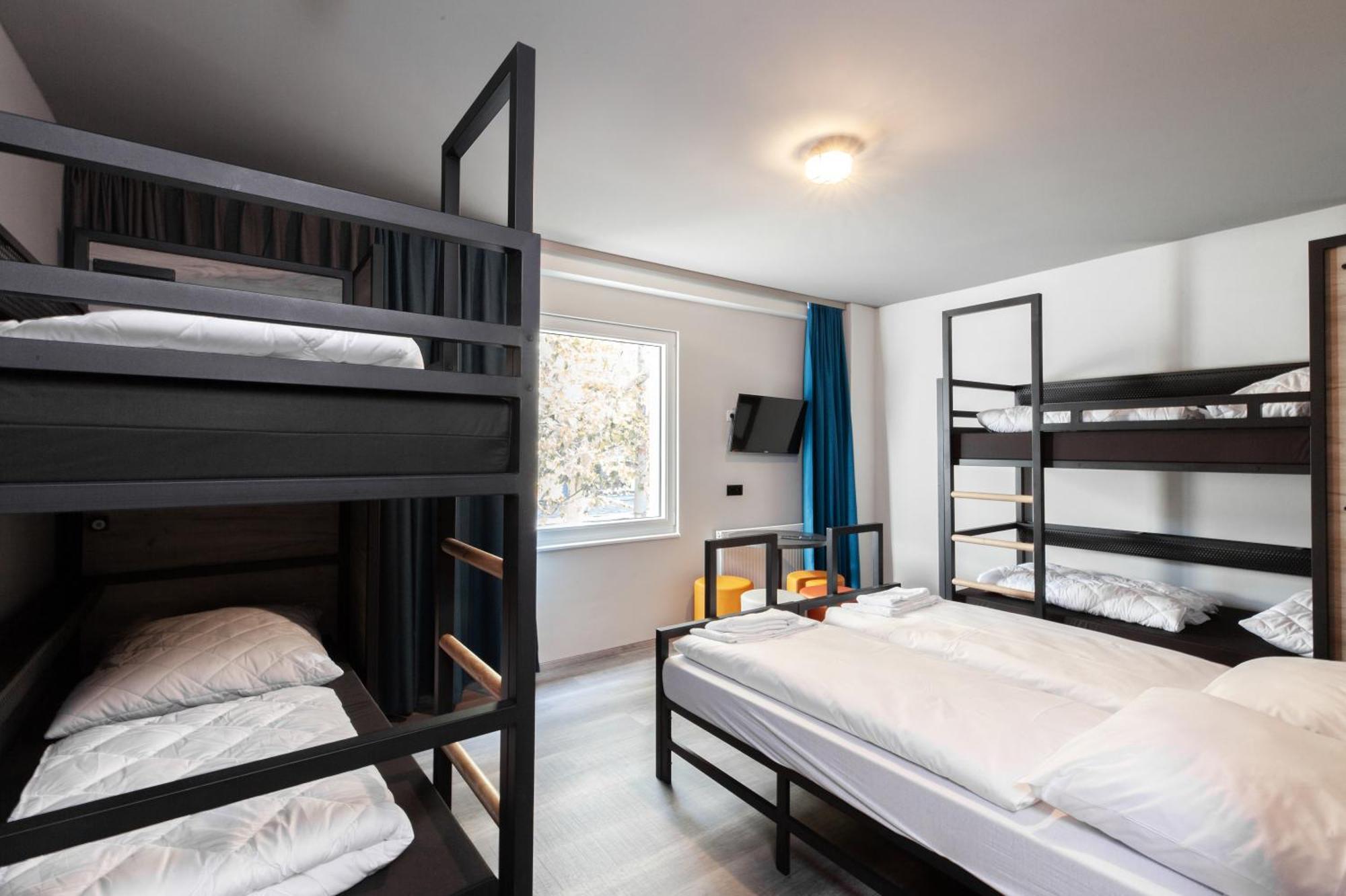 6-Bed Room,1452513295:JPEG