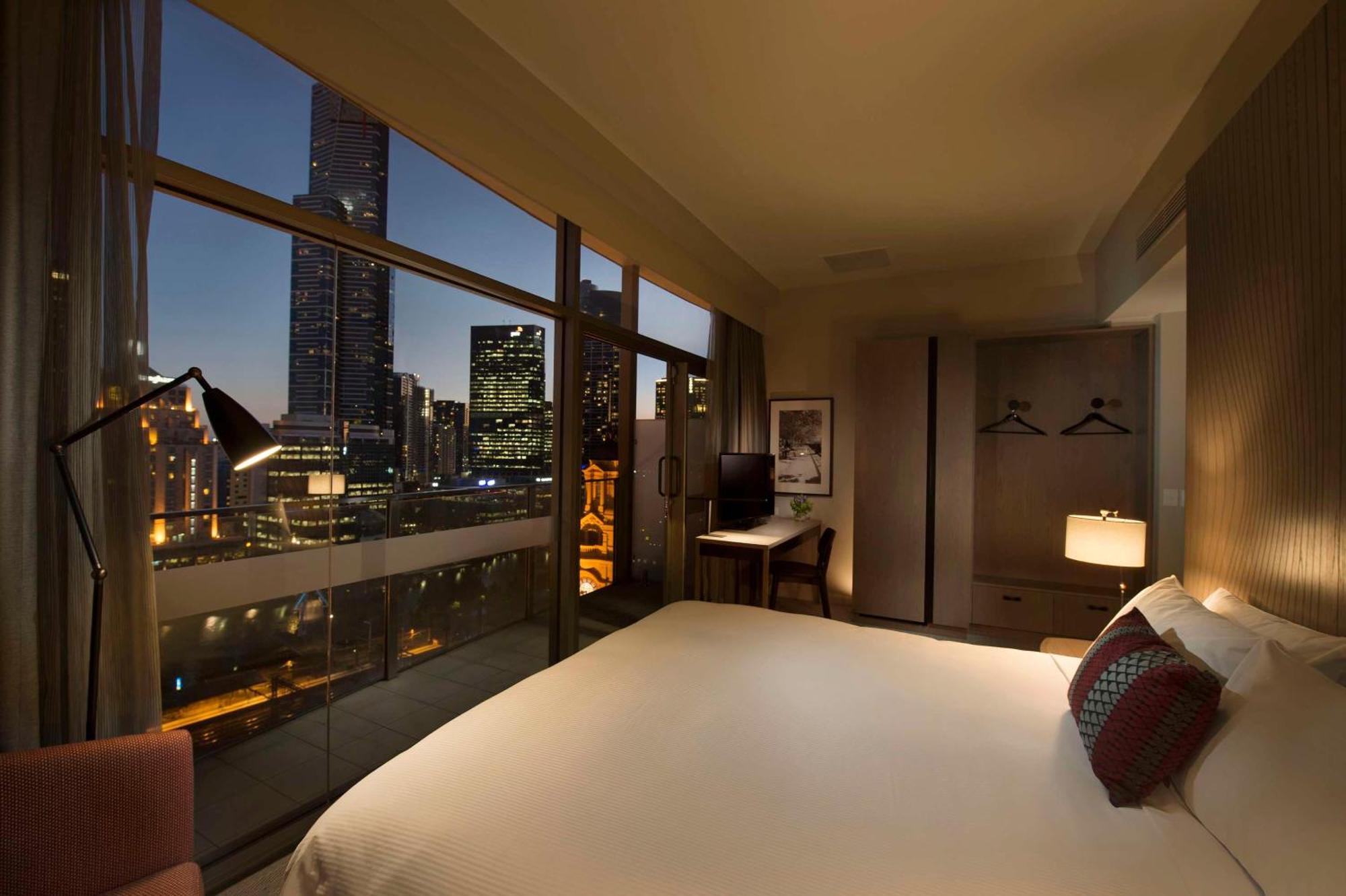 Kamer met Kingsize Bed - Skyline Rivierzicht met Balkon