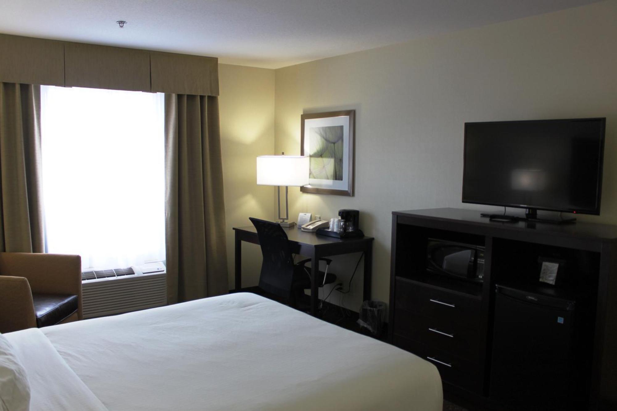 Standard Queen Room with Communications Accessible Roll-In Shower
