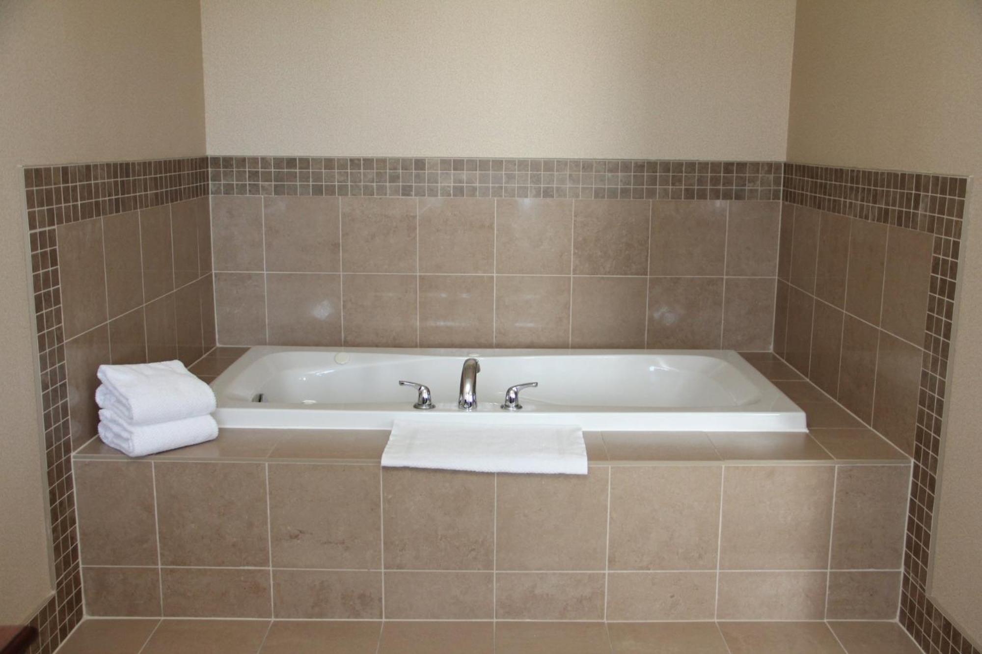 King Studio Suite with Kitchen and Jetted Tub