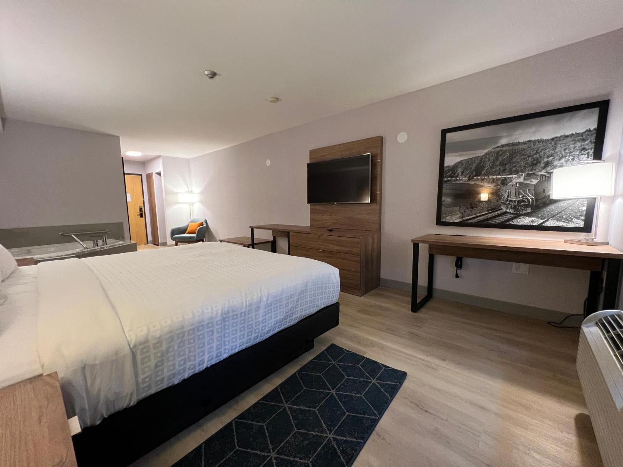 King Suite with Jetted Tub - Non-Smoking