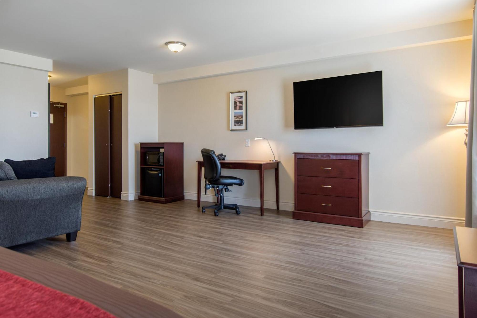 Deluxe King Suite - Non-Smoking