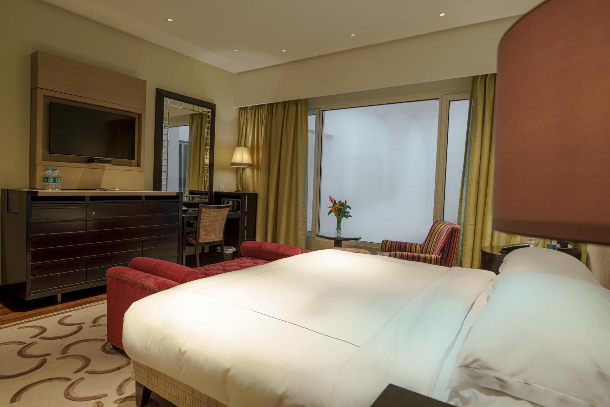 Luxury Room Facade View Bathtub