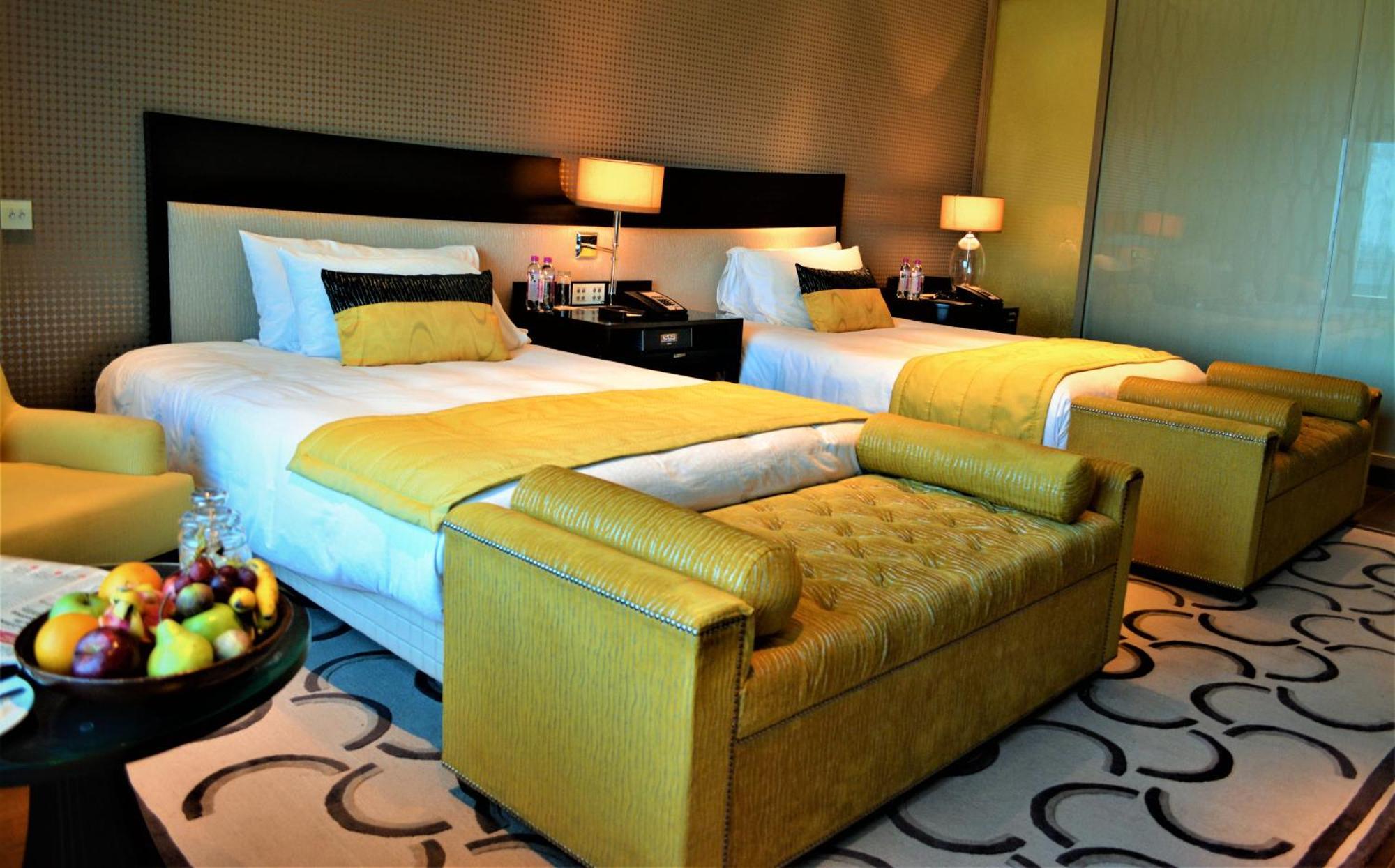 Luxury Room Runway View Twin Bed Bathtub