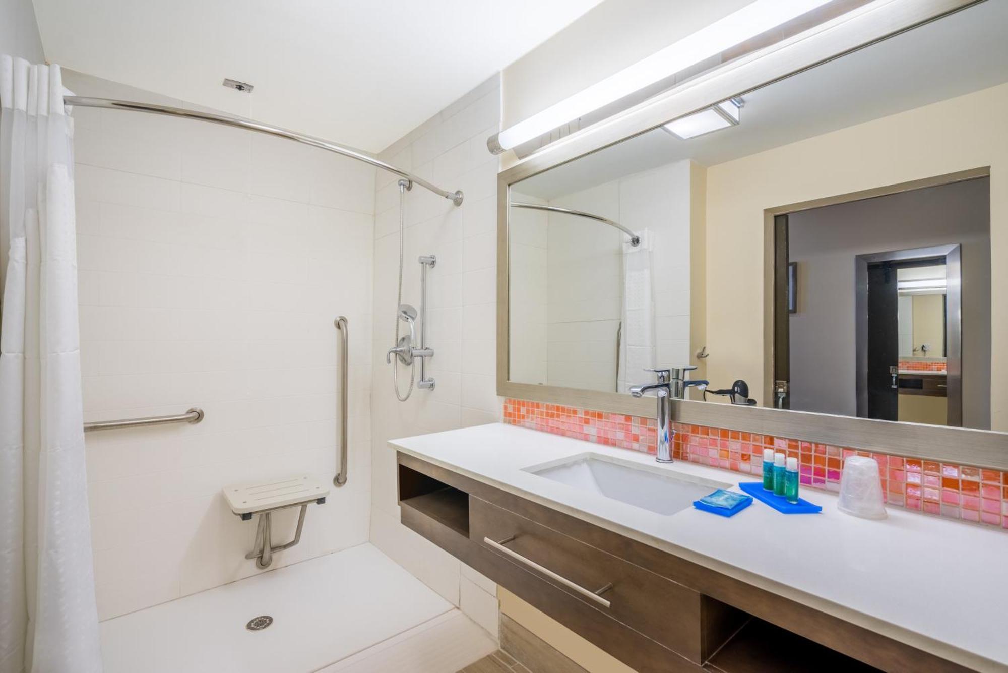 Standard Queen Room Accessible
