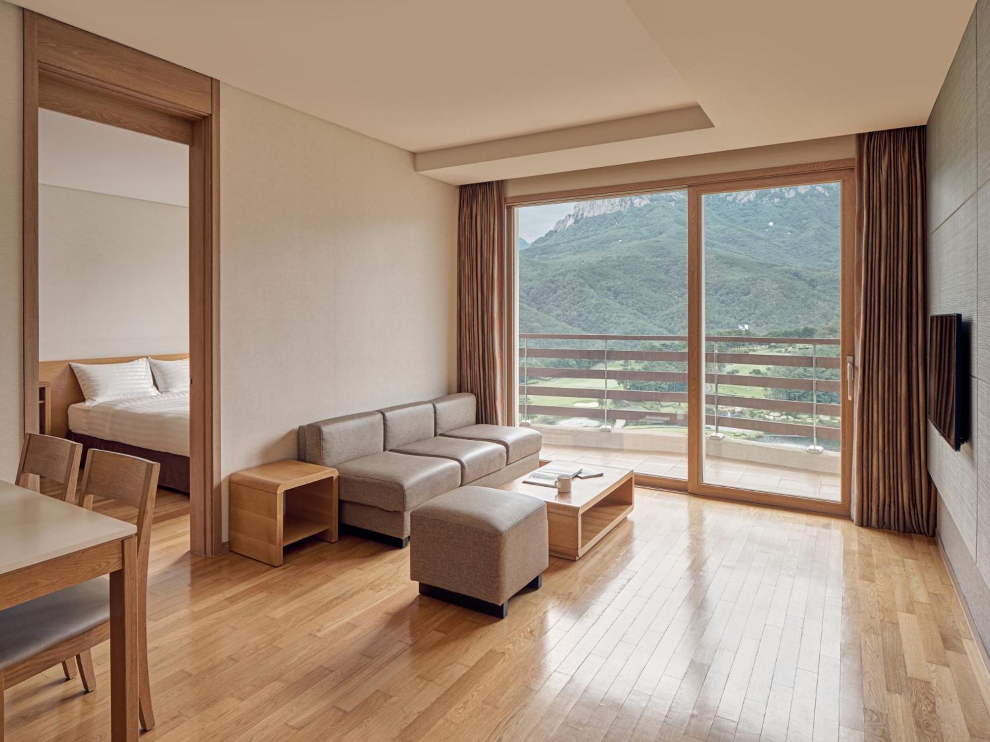 Sono Calm Suite (No Kitchen/Seorak Mountain View/Bed)
