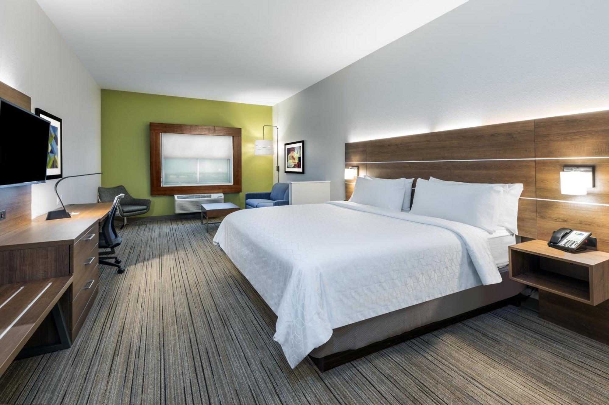 Suite - Hearing Accessible - Non-Smoking