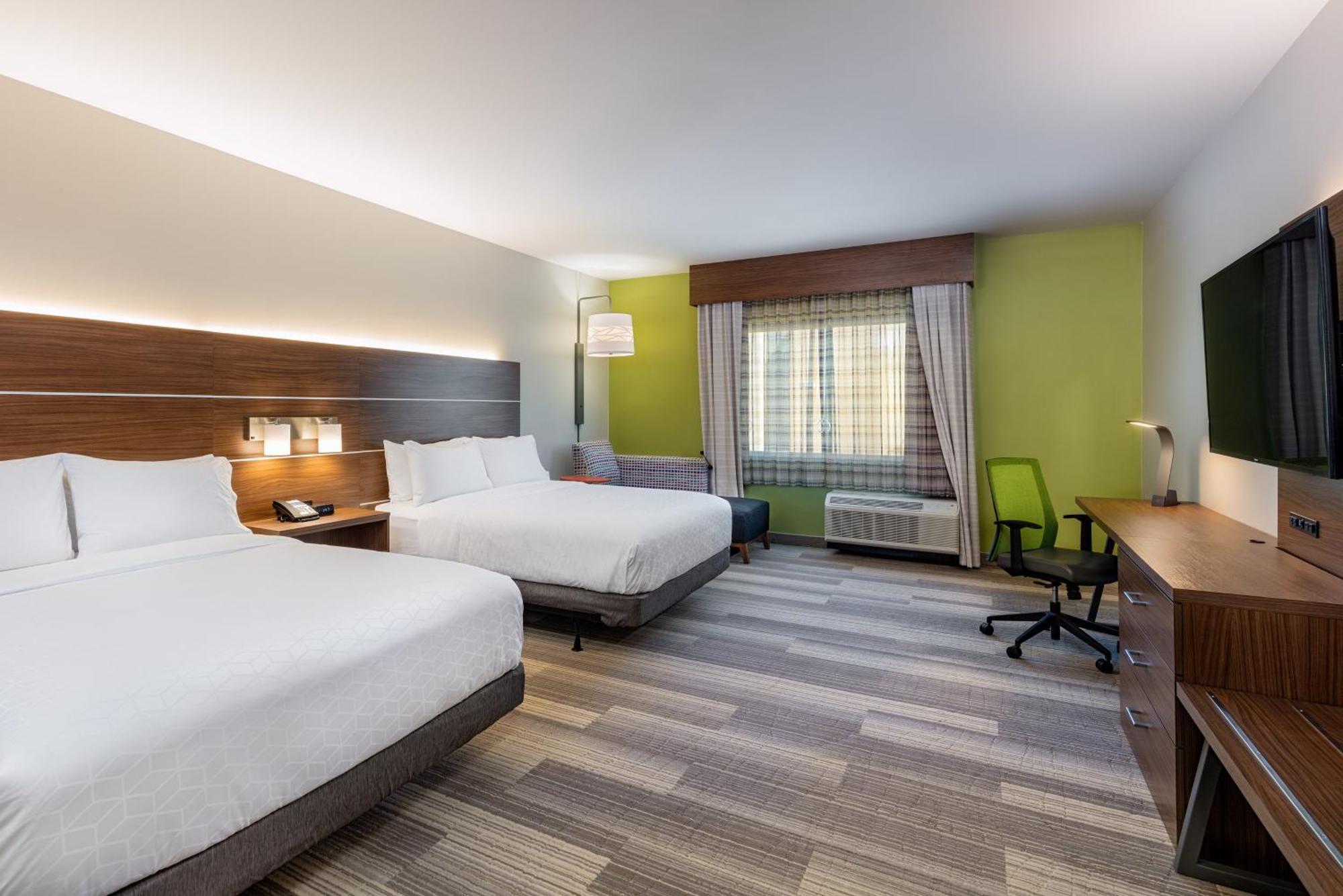 Standard Queen Room with Two Queen Beds and Mobility Accessible Tub