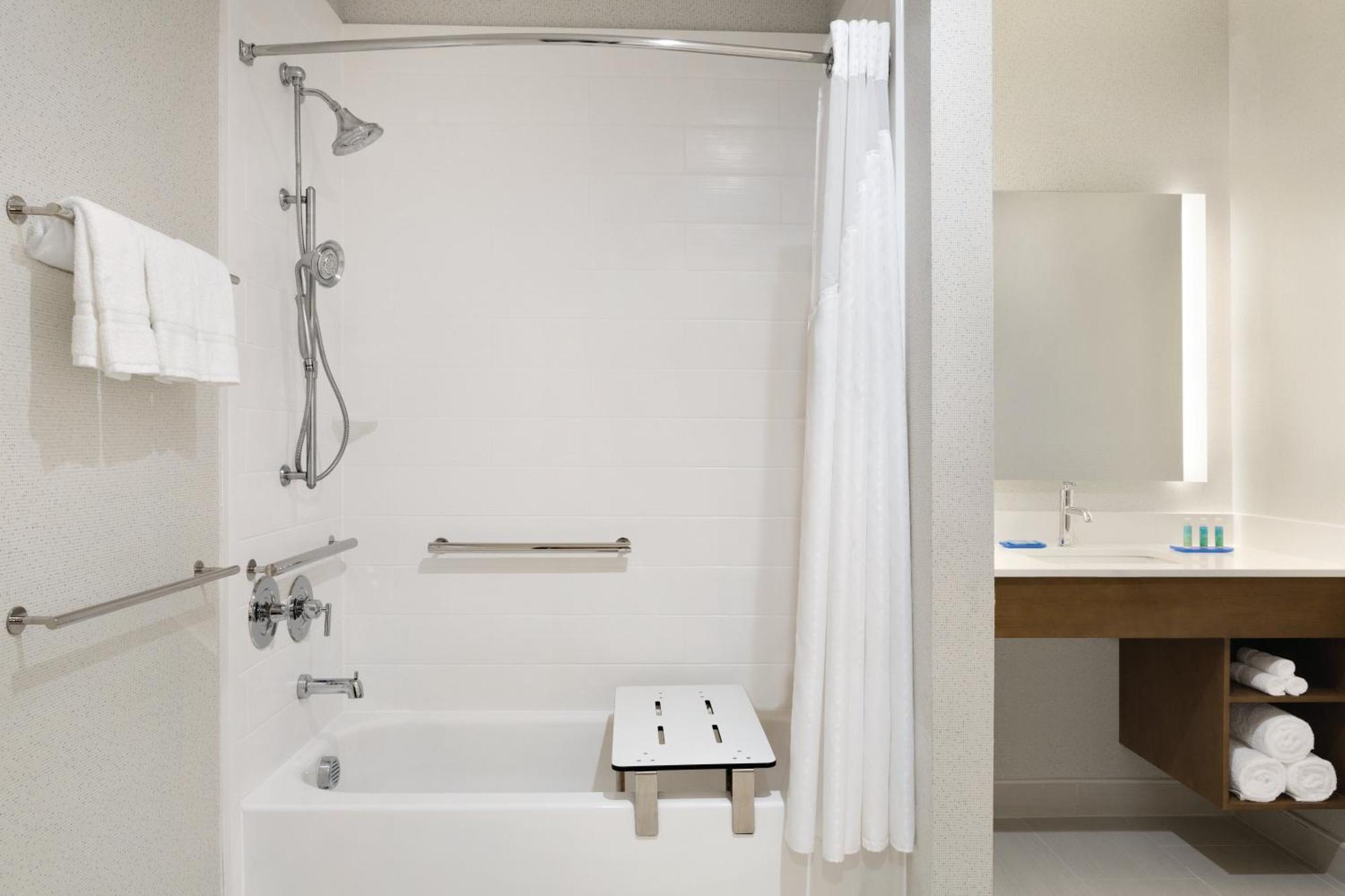 King Room with Roll in Shower - Hearing Accessible/Non-Smoking