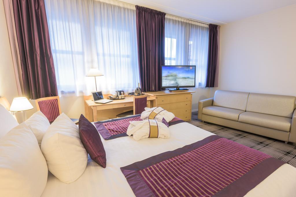 Family Suite with 2 connecting rooms