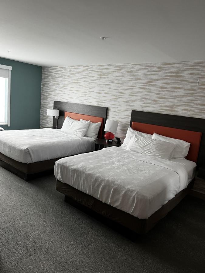 One-Bedroom Queen Suite with Two Queen Beds - Non-Smoking