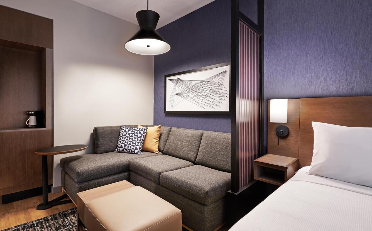 Zimmer mit Kingsize-Bett, Schlafsofa und rollstuhlgerechter Dusche – barrierefrei