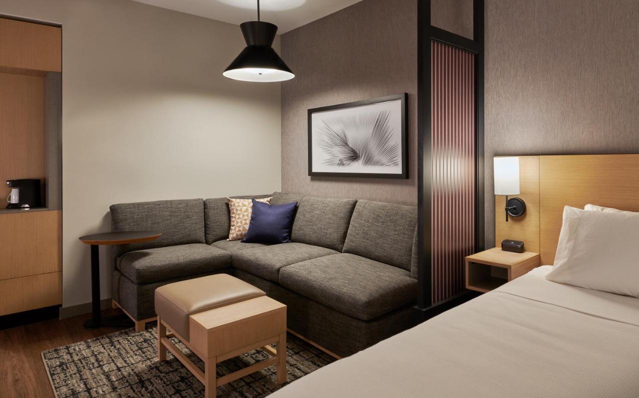 Zimmer mit 2 Queensize-Betten, Schlafsofa und barrierefreier Dusche
