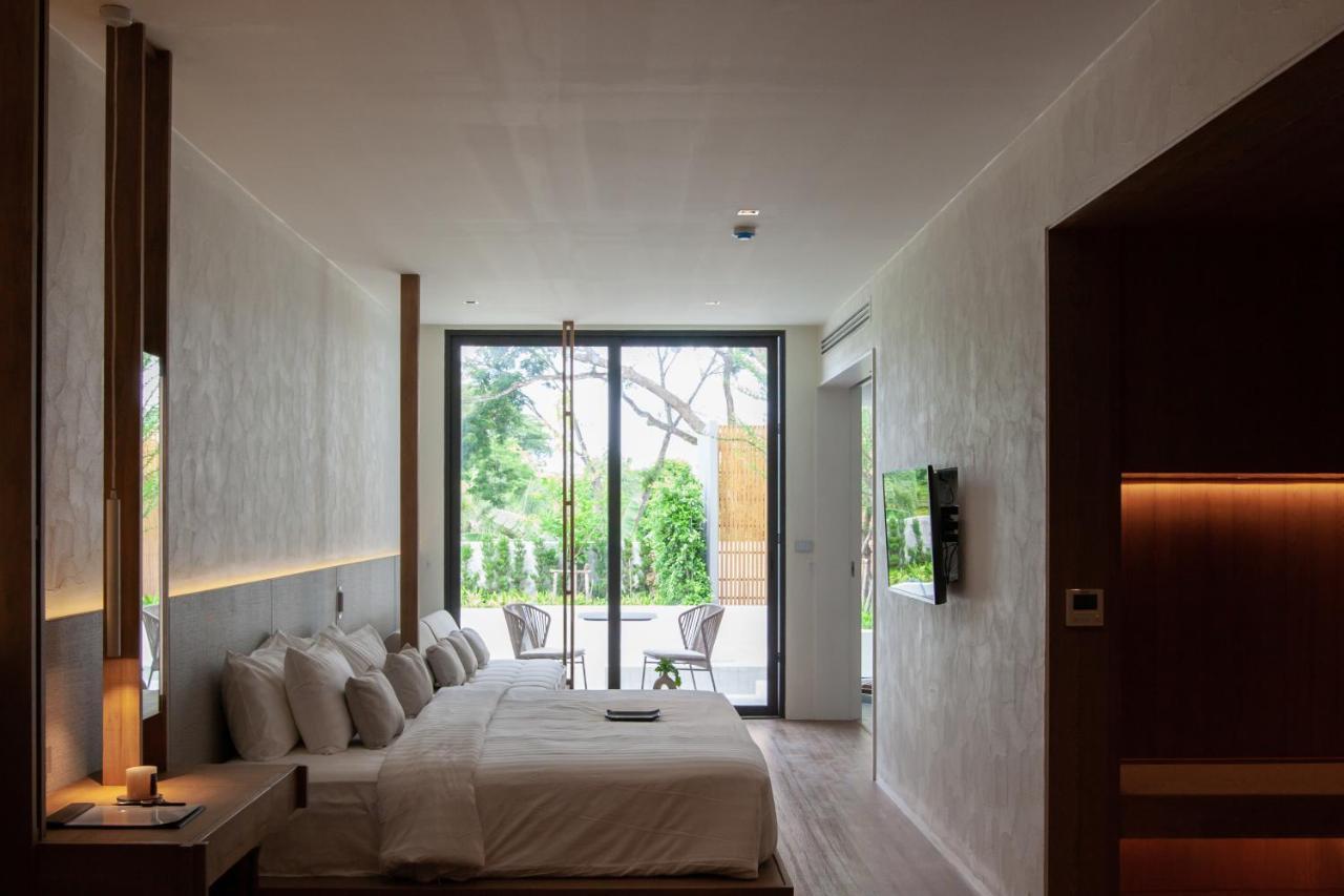 Grand Corner Room with Pool Access