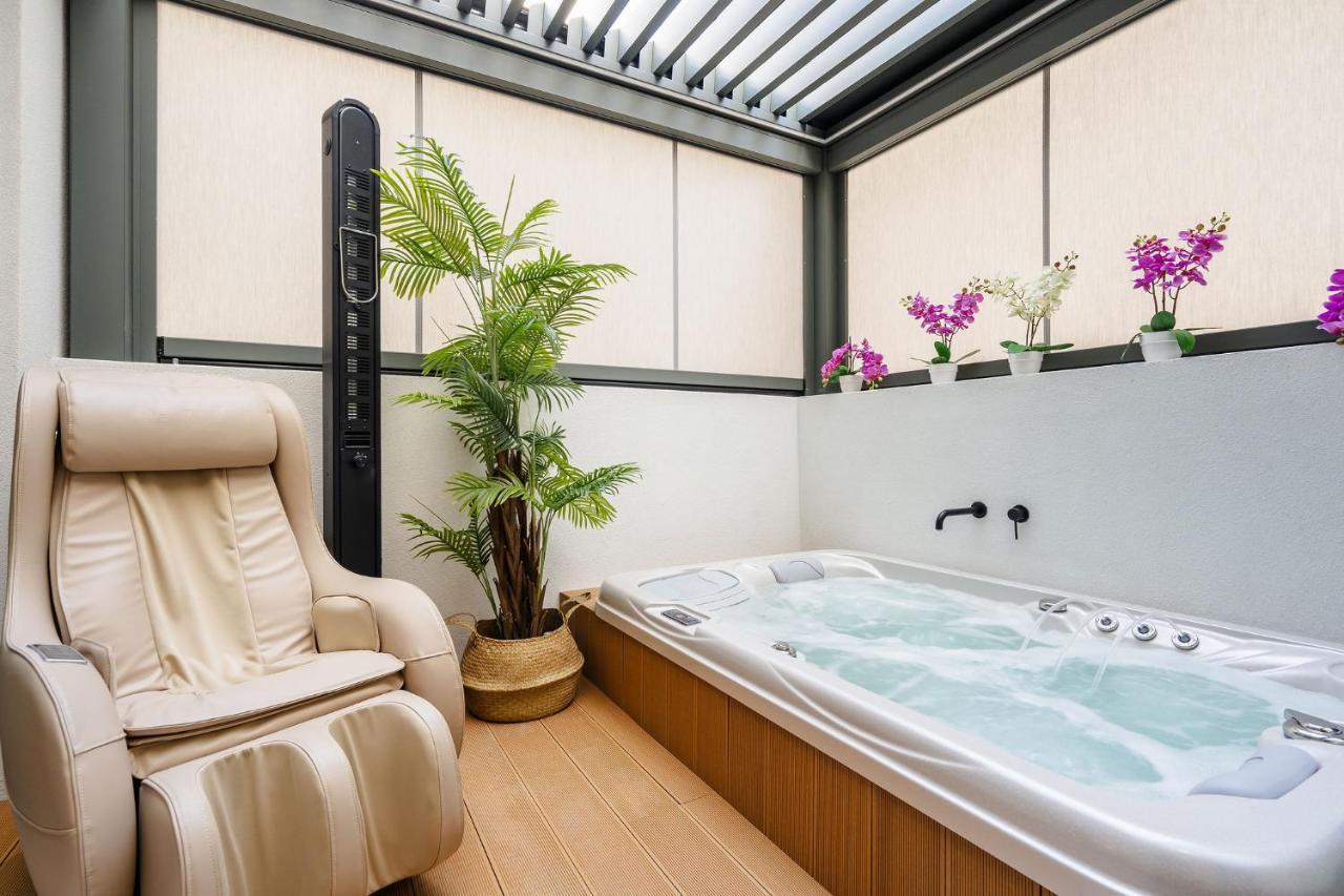 Well-being Spa Suite with Hot Tub