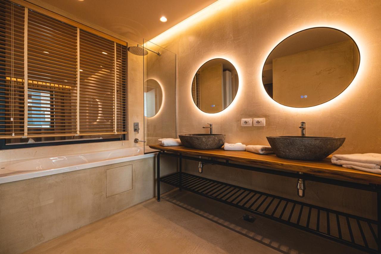 Deluxe Double Room with Balcony and Sea View