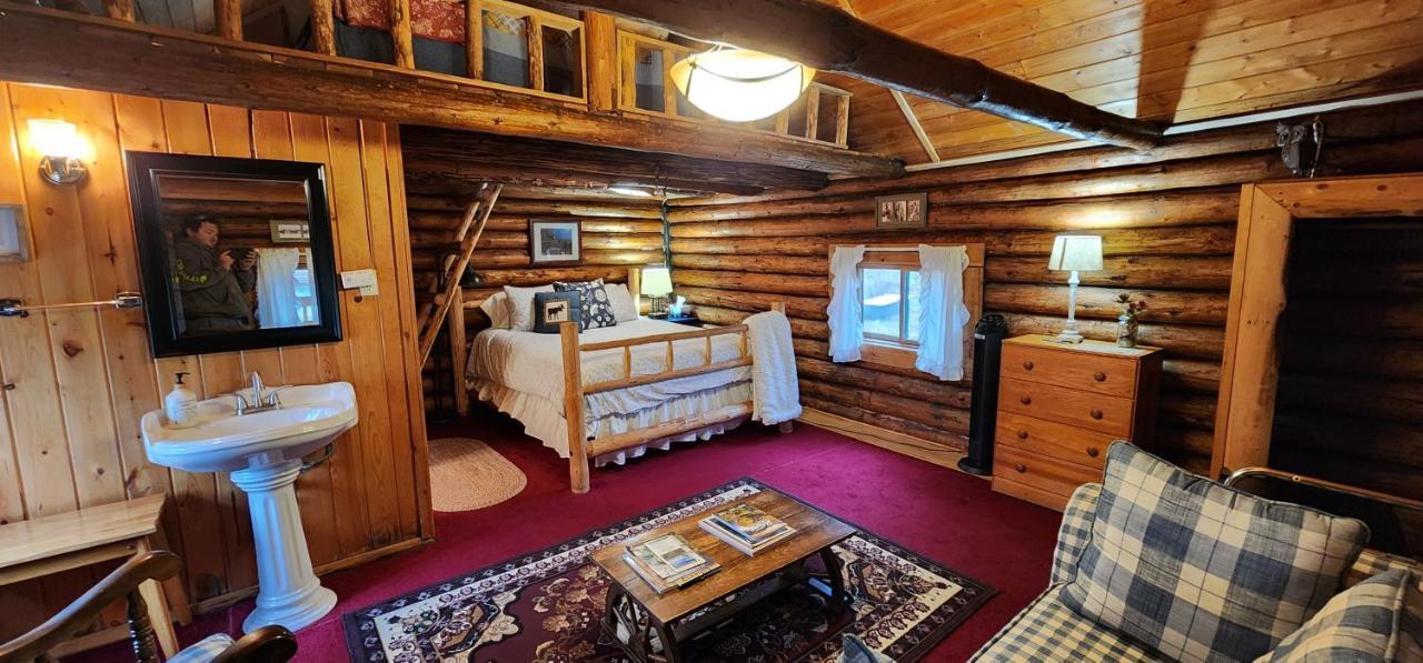 Deluxe Room (2 Adults + 1 Child)
