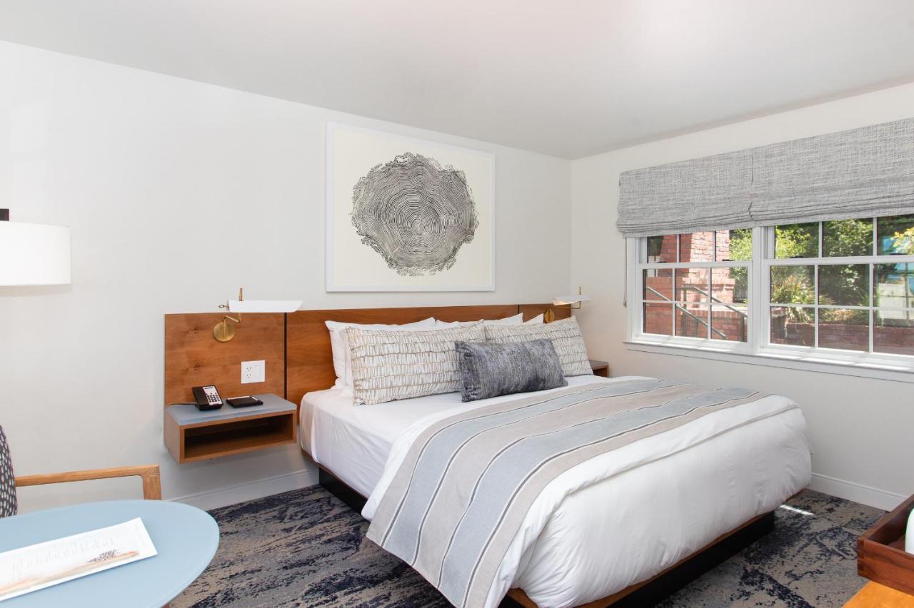 Habitación con cama extragrande.