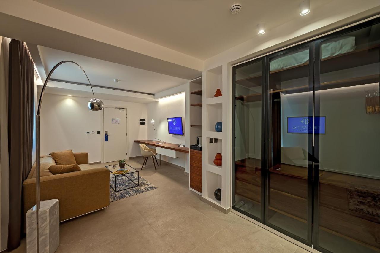 Deluxe Interior Suite