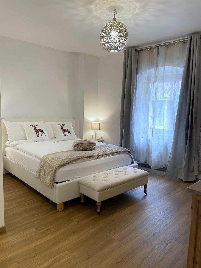 Habitación con cama extragrande.