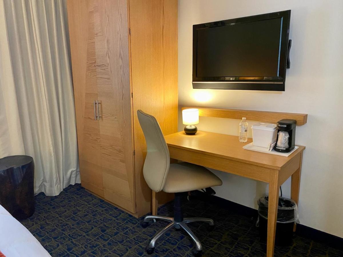 Habitación con cama grande