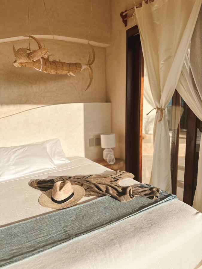 Zimmer mit Kingsize-Bett und Meerblick