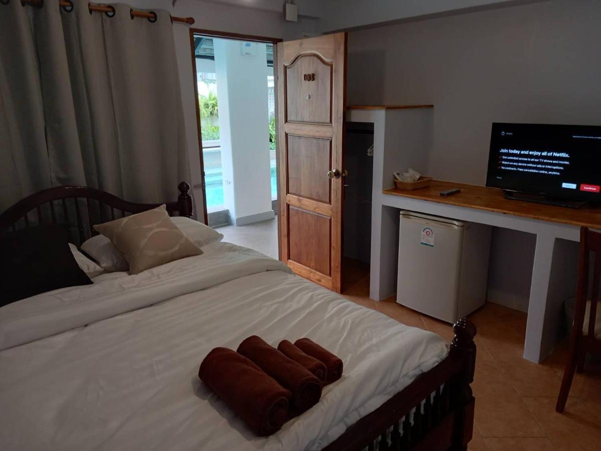 Queen Room with Pool Access